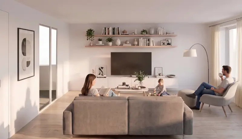 Salón con sofá, estanterías y un ventanal, con una familia en casa: recreación orientativa